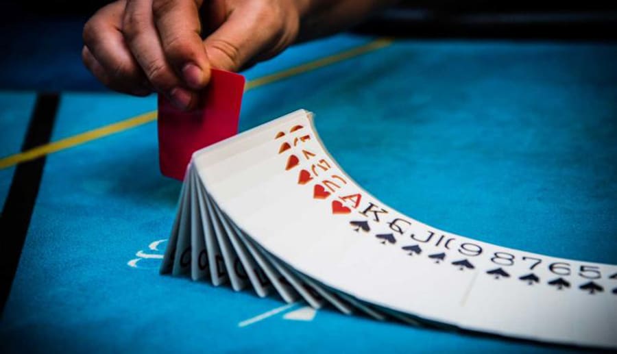 2 nhóm bài yếu vòng pre – flop và chiến thuật chơi Poker tại đây