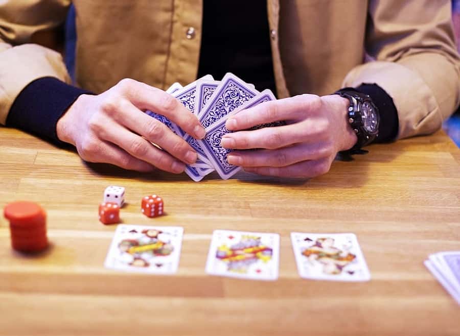 Hai câu hỏi thường gặp trong Poker vòng Preflop?